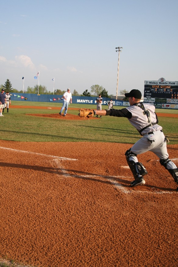 Mickey Mantle's sons throw out first pitch